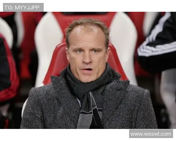 足球传奇风采集：全球顶级球星经典瞬间绘画展